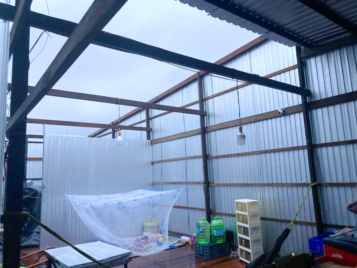 Bộ đội Biên phòng Cà Mau hỗ trợ người dân khắc phục hậu quả do gió lốc