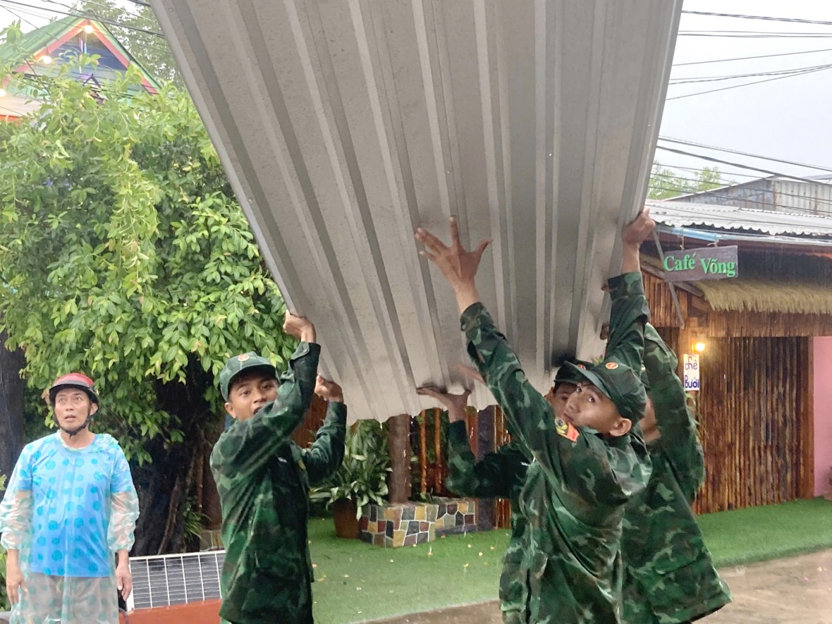 Bộ đội Biên phòng Cà Mau hỗ trợ người dân khắc phục hậu quả do gió lốc