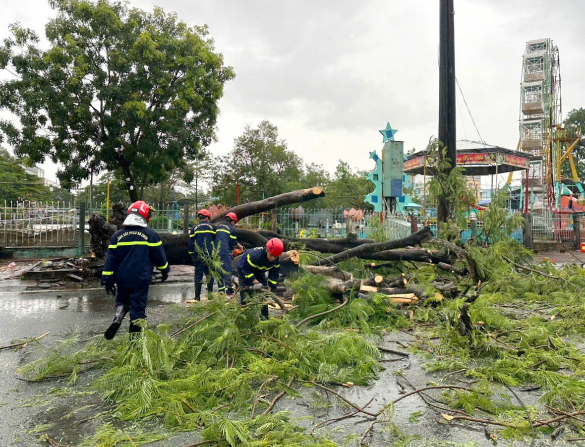 Bộ đội Biên phòng Cà Mau hỗ trợ người dân khắc phục hậu quả do gió lốc