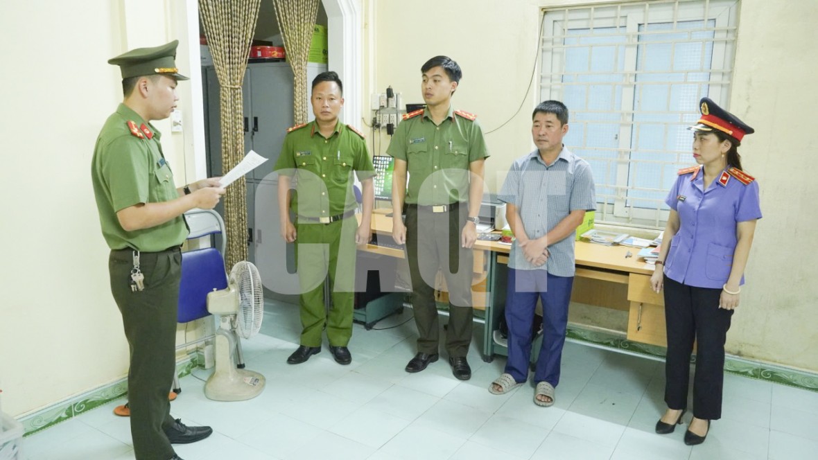 Thi hành quyết định khởi tố bị can và lệnh bắt tạm giam đối với Nguyễn Khương Hoàng về tội “Trốn thuế” - Ảnh Công an Quảng Trị.