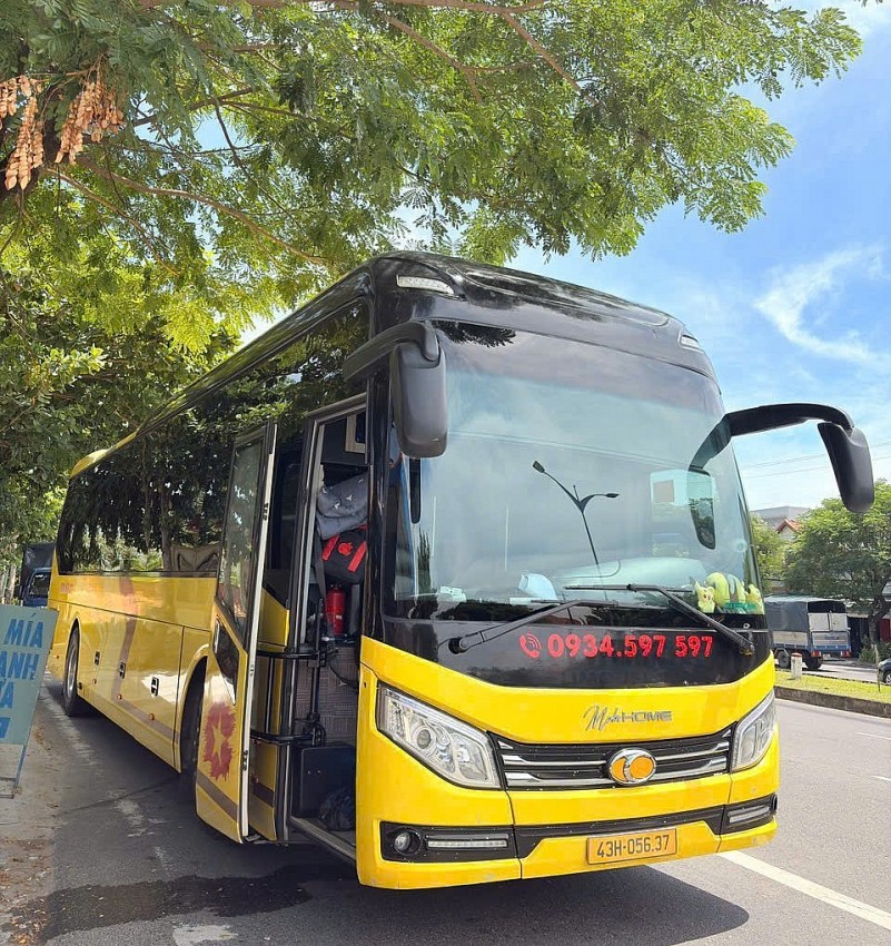 Xe khách 43H-056.37 chở quá số người quy định - Ảnh Công an TP Đà Nẵng. Xe khách 43H-056.37 chở quá số người quy định - Ảnh Công an TP Đà Nẵng.