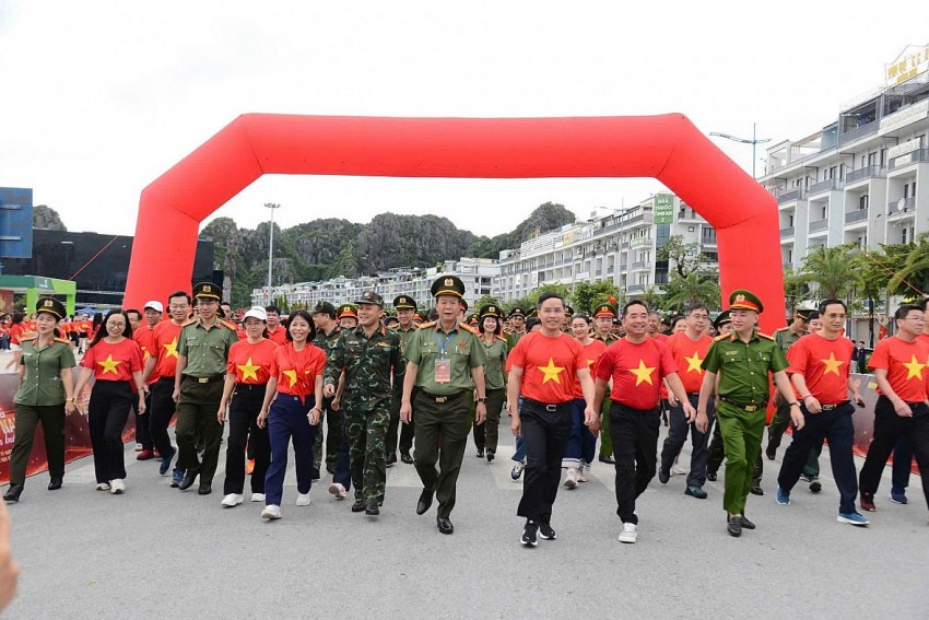 Các đồng chí lãnh đạo tỉnh và các sở, ban, ngành, lực lượng vũ trang tham gia chương trình Gần 30.000 người tham gia sự kiện đi bộ “Cùng Việt Nam tiến bước” tại Quảng Ninh