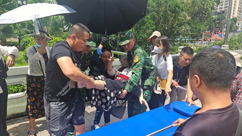 Lực lượng biên phòng kịp thời hỗ trợ cấp cứu kịp thời một công dân Trung Quốc bị ngật xỉu tạ cửa khẩu Bắc Luân. Lực lượng biên phòng kịp thời hỗ trợ cấp cứu kịp thời một công dân Trung Quốc bị ngật xỉu tạ cửa khẩu Bắc Luân.