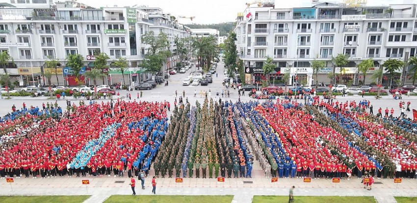 Đông đảo cán bộ, chiến sĩ lực lượng vũ trang, công nhân, viên chức, nhân dân tỉnh Quảng Ninh tham gia chương trình Gần 30.000 người tham gia sự kiện đi bộ “Cùng Việt Nam tiến bước” tại Quảng Ninh