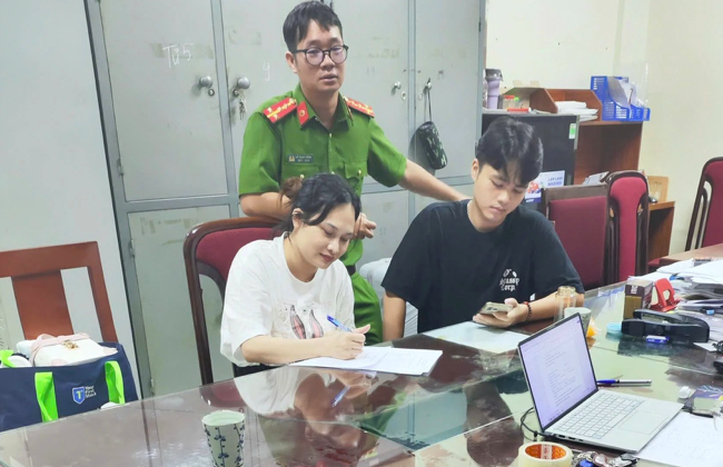 Ngô Thị Thêu, vợ của Mr Hunter tại cơ quan công an. Ảnh: BCA. Ngô Thị Thêu, vợ của Mr Hunter tại cơ quan công an. Ảnh: BCA.