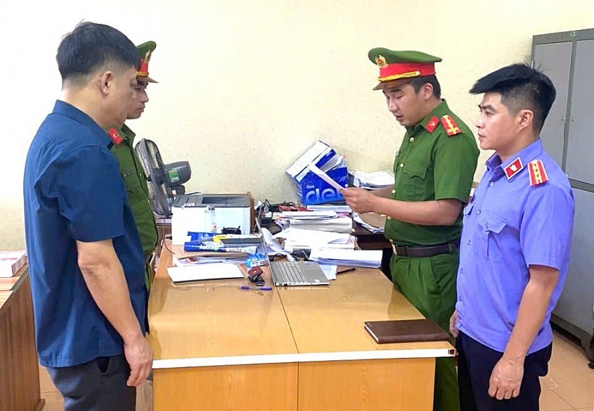 Tống đạt quyết định khởi tố bị can Phạm Ngọc Tuyên