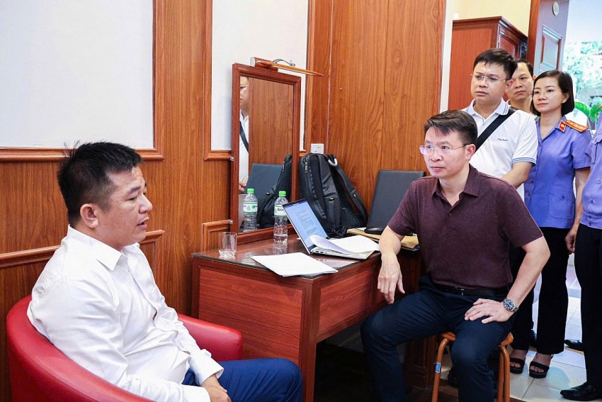 Thiếu tướng Nguyễn Minh Tuấn, Giám đốc Công an tỉnh trực tiếp lấy lời khai đối tượng cầm đầu Nguyễn Chánh Đáng