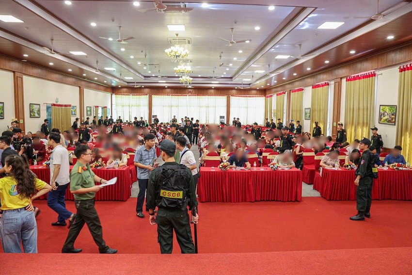 Cơ quan Công an tiến hành khám xét tại hội thảo. Ảnh: CA