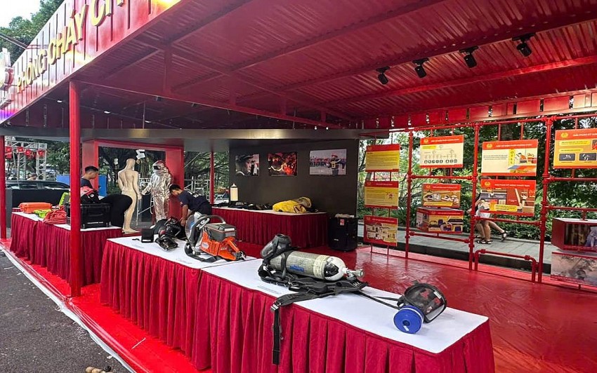 Các phương tiện chuyên dụng của lực lượng Cảnh sát PCCC&CNCH được trưng bày ở Chương trình.