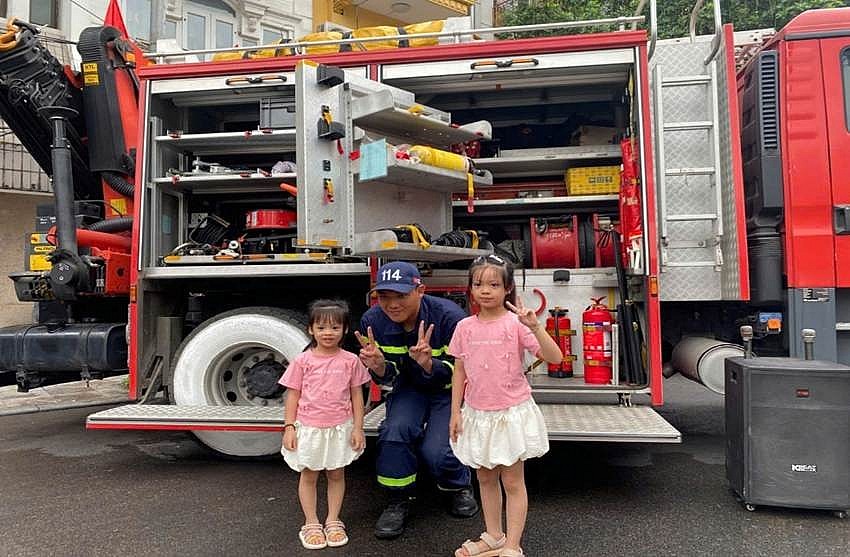 Các em nhỏ háo hức chụp ảnh cùng xe chuyên dụng.