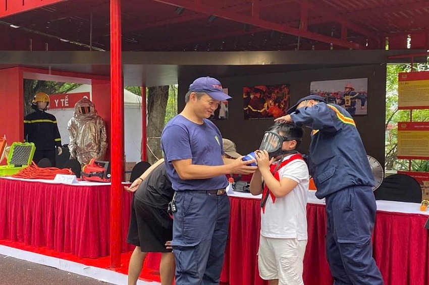 Trong ngày đầu tiên diễn ra các hoạt động đã có gần 2.000 lượt người dân và du khách tới tham quan trải nghiệm các hoạt động của lực lượng Cảnh sát PCCC&CNCH Thủ đô.