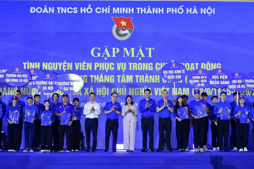 Lãnh đạo Trung ương Đoàn và thành phố Hà Nội trao vật phẩm hỗ trợ các đội hình tình nguyện. Ảnh: MT