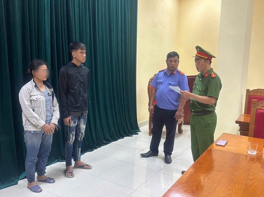 Cơ quan Cảnh sát điều tra Công an tỉnh Phú Thọ tống đạt Quyết định khởi tố vụ án, khởi tố bị can đối với Đào Công Tùng về tội giao xe cho người không đủ điều kiện điều khiển phương tiện tham gia giao thông. Ảnh Công an Phú Thọ Cơ quan Cảnh sát điều tra Công an tỉnh Phú Thọ tống đạt Quyết định khởi tố vụ án, khởi tố bị can đối với Đào Công Tùng về tội giao xe cho người không đủ điều kiện điều khiển phương tiện tham gia giao thông. Ảnh Công an Phú Thọ