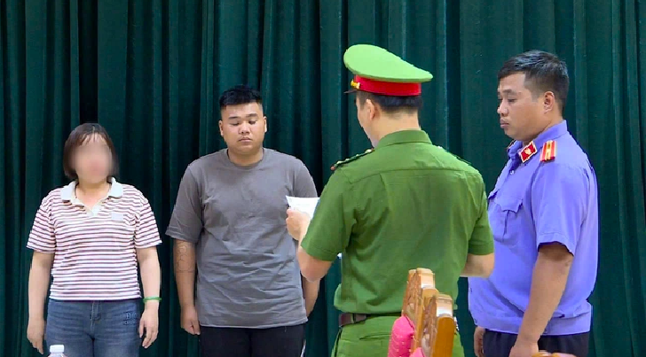 Cơ quan Cảnh sát điều tra Công an tỉnh Phú Thọ tống đạt Quyết định khởi tố vụ án, khởi tố bị can đối với Nguyễn Văn Thành Long về tội Vi pham quy định về tham gia giao thông đường bộ. Ảnh CA Phú Thọ Cơ quan Cảnh sát điều tra Công an tỉnh Phú Thọ tống đạt Quyết định khởi tố vụ án, khởi tố bị can đối với Nguyễn Văn Thành Long về tội Vi pham quy định về tham gia giao thông đường bộ. Ảnh CA Phú Thọ