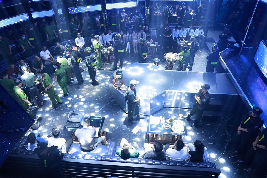 Lực lượng chức năng kiểm tra nhà hàng, vũ trường