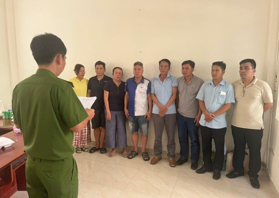 Ra quyết định tạm giữ 8 đối tượng để phục vụ điều tra - Ảnh Công an TP Đà Nẵng. Ra quyết định tạm giữ 8 đối tượng để phục vụ điều tra - Ảnh Công an TP Đà Nẵng.