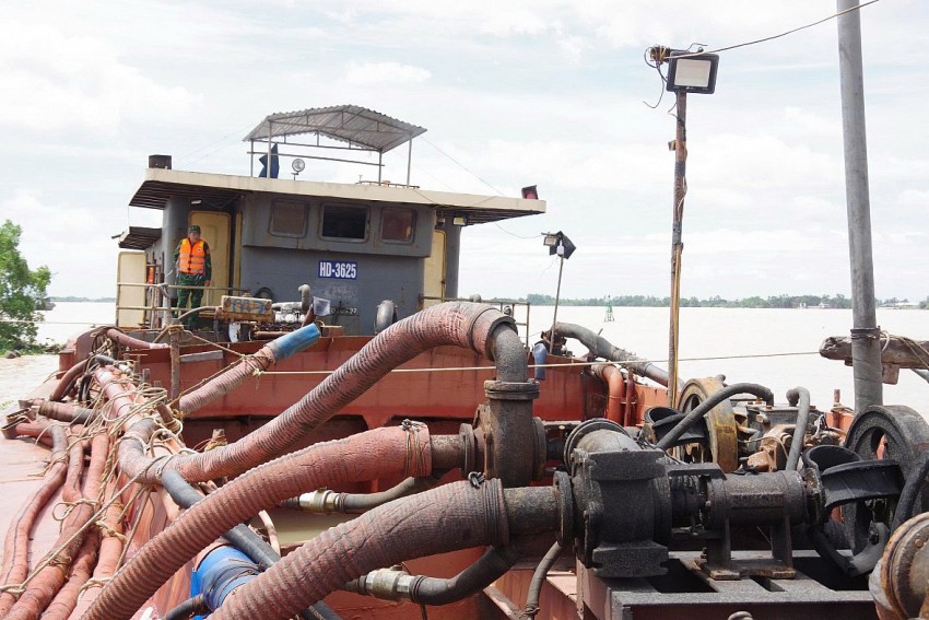 Bắt giữ 2 tàu sắt chở 350m³ cát không rõ nguồn gốc ở Đồng Tháp Bắt giữ 2 tàu sắt chở 350m³ cát không rõ nguồn gốc ở Đồng Tháp