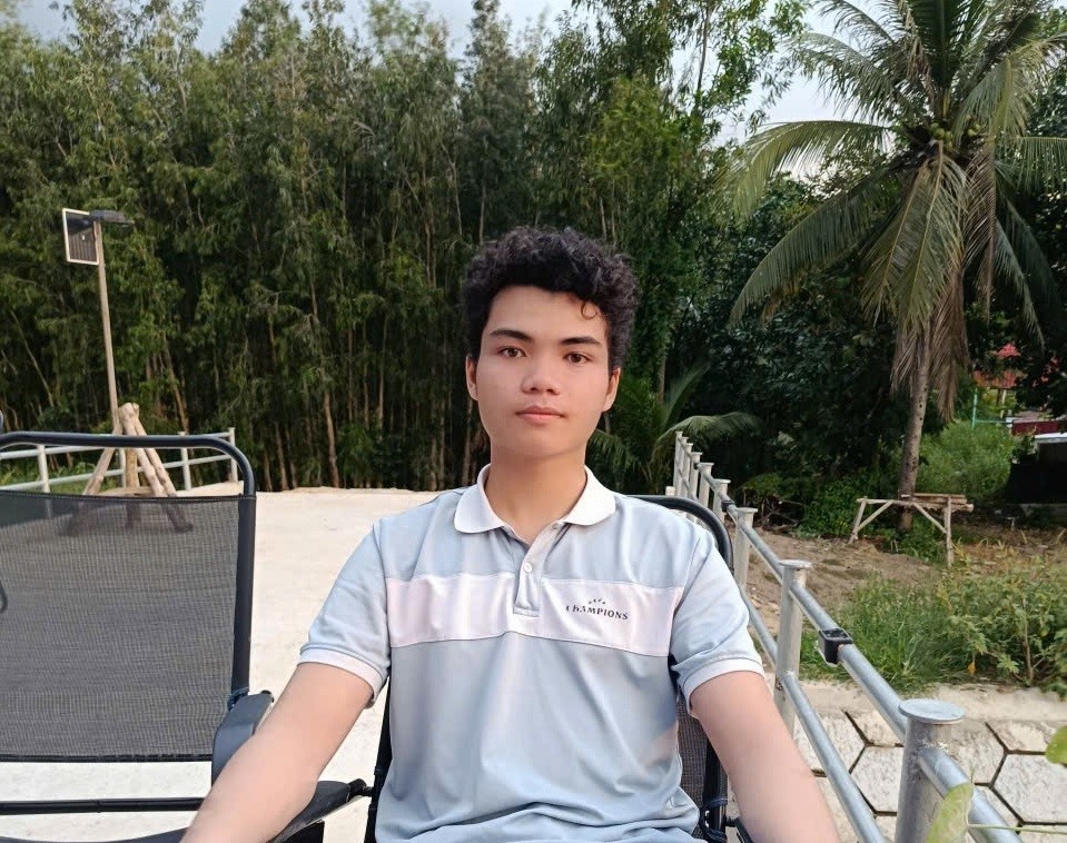 Em Nguyễn Thanh Quy, sinh viên năm 2 trường Đại học Bách Khoa TP.HCM vui mừng khi trúng 100 triệu đồng từ Trà Xanh Không Độ. (Hình: NVCC)