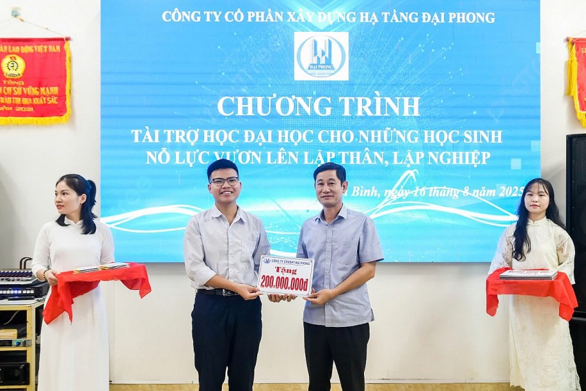 Ông Trần Quang Đại trao học bổng cho em Trần Xuân Đam - Thủ khoa toàn quốc với 39/40 điểm
