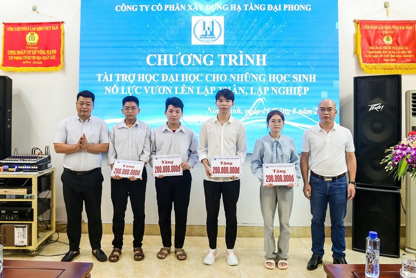 Các em học sinh là thủ khoa trường, thủ khoa tỉnh lên nhận học bổng cho suốt khoá học 