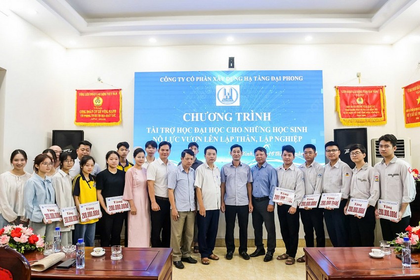 Lãnh đạo Công ty, các thày cô giáo và các em học sinh chụp ảnh lưu niệm