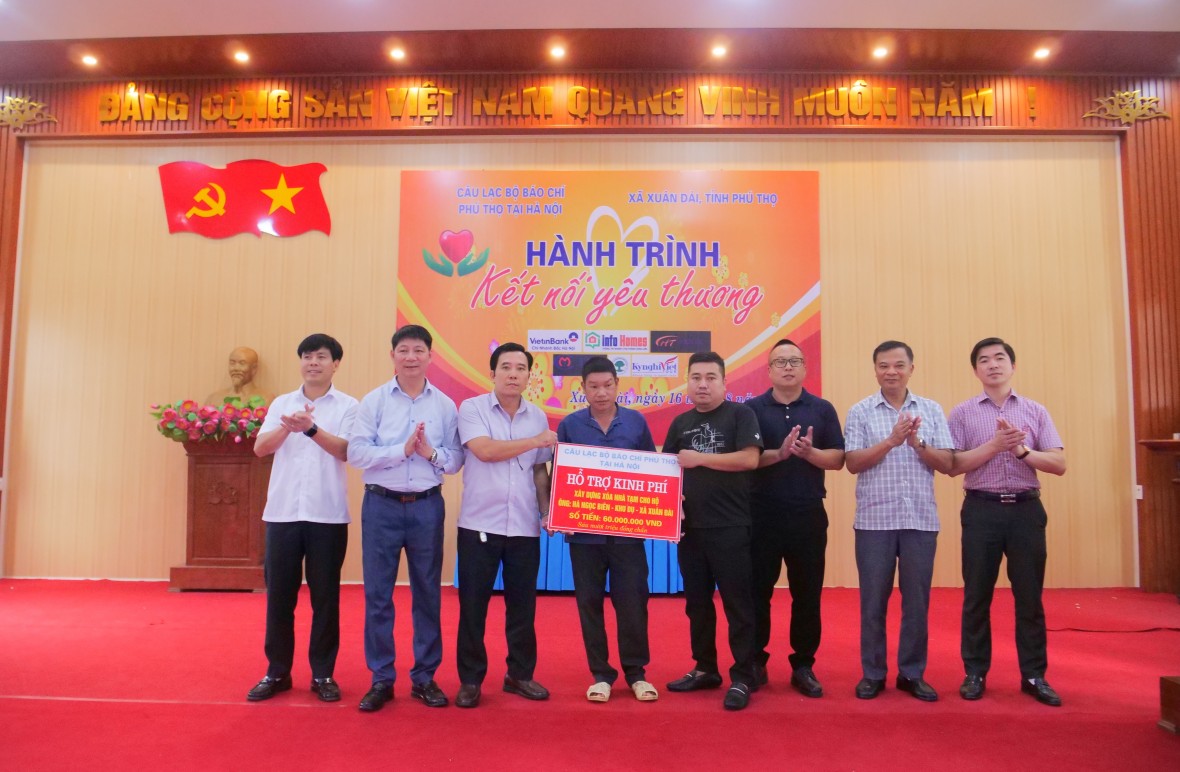 CLB báo chí Phú Thọ tại Hà Nội cùng một số mạnh thường quân trao số tiền 60 triệu đồng hỗ trợ xây dựng ngôi nhà tình nghĩa cho hộ gia đình ông Hà Ngọc Biên tại xã Xuân Đài.
