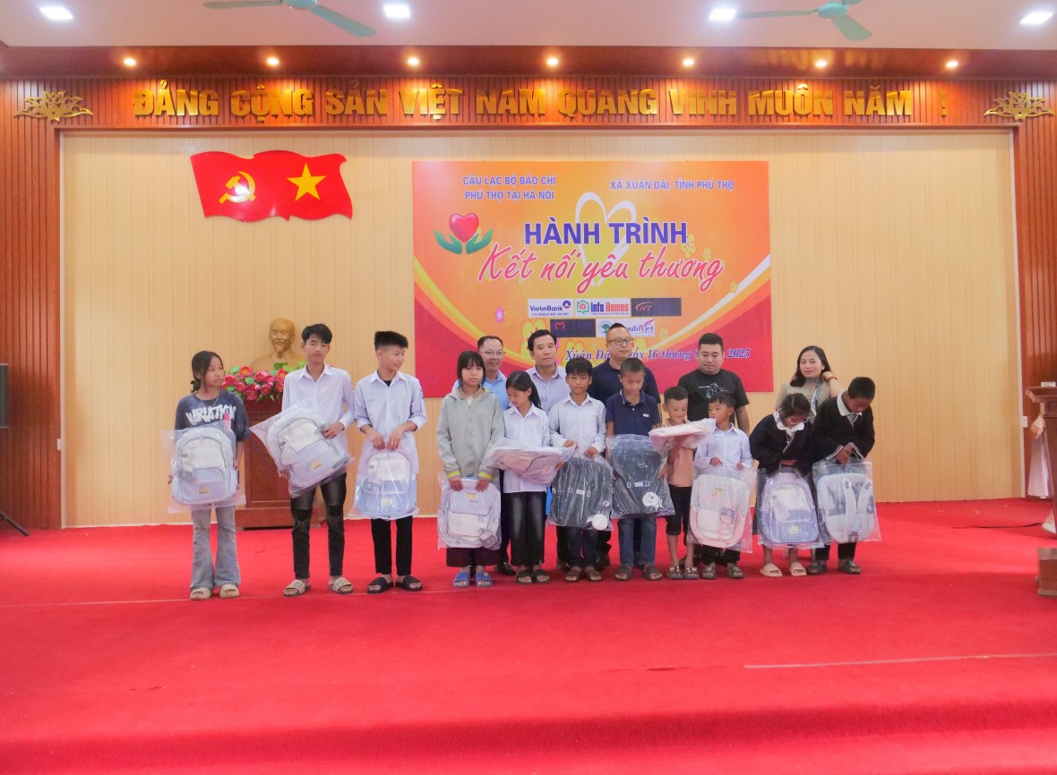 CLB báo chí Phú Thọ tại Hà Nội tặng cặp sách cho các em học sinh.