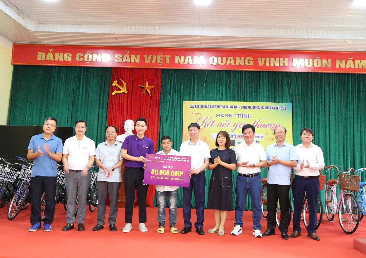 Tại huyện Thanh Sơn cũ, CLB Báo chí Phú Thọ tại Hà Nội tiếp tục trao tổng số tiền là 120 triệu đồng hỗ trợ xây dựng 2 ngôi nhà tình nghĩa tặng 2 gia đình có hoàn cảnh khó khăn (mỗi ngôi nhà trị giá 60 triệu đồng).