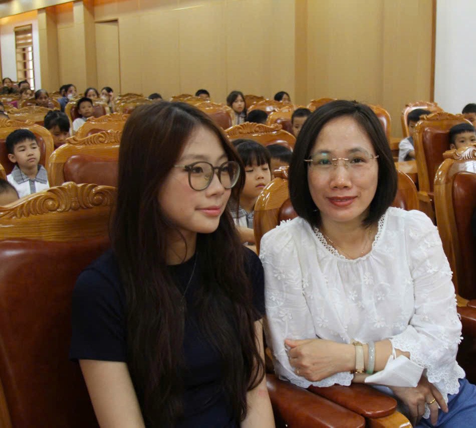 Em Nguyễn Phương Hoa (sinh viên Học viện Báo chí và Tuyên truyền) - Trưởng nhóm sinh viên đã tích cực vận động các doanh nghiệp, mạnh thường quân tham gia hoạt động thiện nguyện.