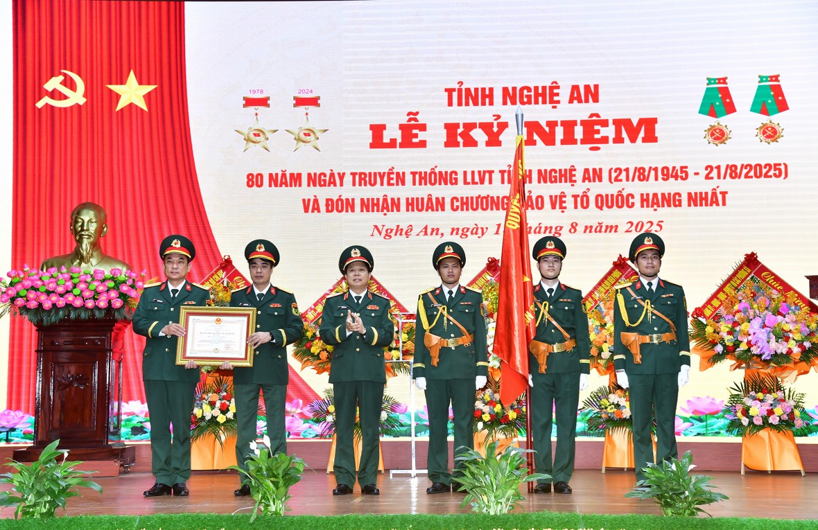 Trao Huân chương Bảo vệ Tổ quốc hạng Nhất của Chủ tịch nước tặng LLVT tỉnh Nghệ An.