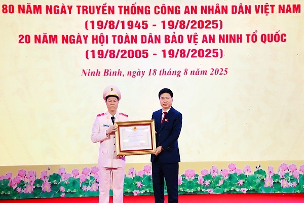 Trao Huân chương Chiến công hạng Nhất cho Thiếu tướng Nguyễn Hữu Mạnh Trao Huân chương Chiến công hạng Nhất cho Thiếu tướng Nguyễn Hữu Mạnh