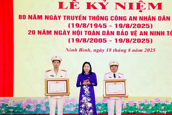 Trao Huân chương Chiến công hạng Nhất cho Thiếu tướng Nguyễn Hữu Mạnh Trao Huân chương Chiến công hạng Nhất cho Thiếu tướng Nguyễn Hữu Mạnh