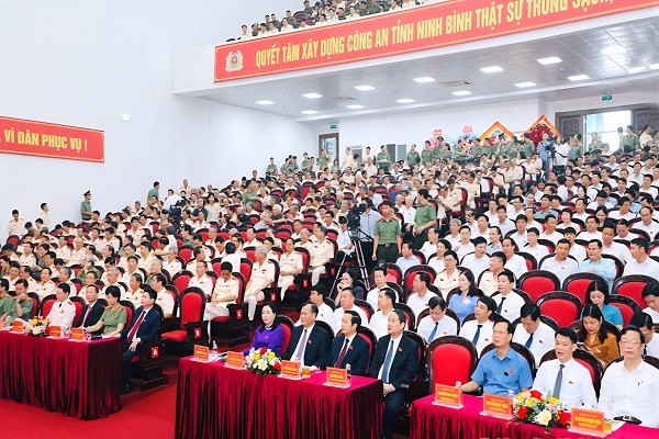 Trao Huân chương Chiến công hạng Nhất cho Thiếu tướng Nguyễn Hữu Mạnh Trao Huân chương Chiến công hạng Nhất cho Thiếu tướng Nguyễn Hữu Mạnh