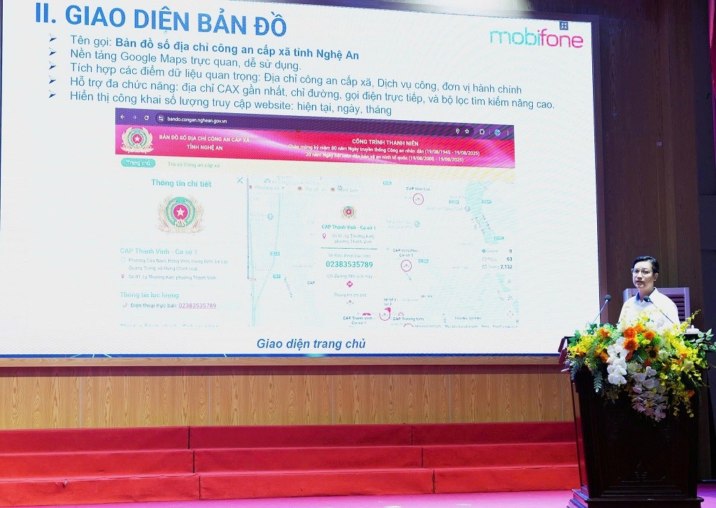 Đại diện Mobifone Nghệ An giới thiệu về phần mềm “Bản đồ số, địa chỉ Công an cấp xã trên địa bàn tỉnh Nghệ An” - Ảnh Công an Nghệ An.