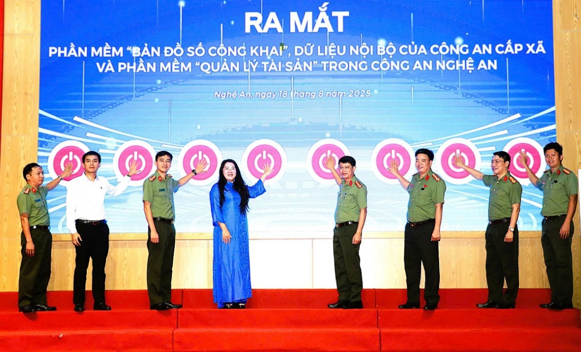 Các đại biểu thực hiện nghi thức ra mắt 2 phần mềm - Ảnh Công an Nghệ An.