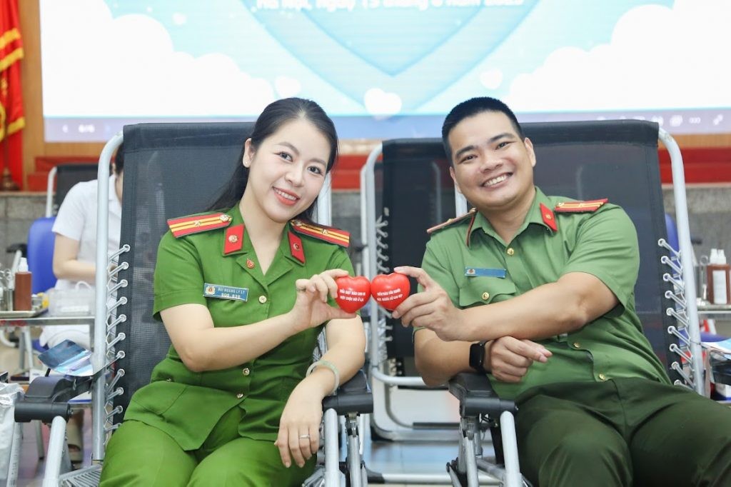 Vợ chồng Thiếu tá Công an tạo hình Quốc kỳ từ 160 “sổ đỏ” hiến máu
