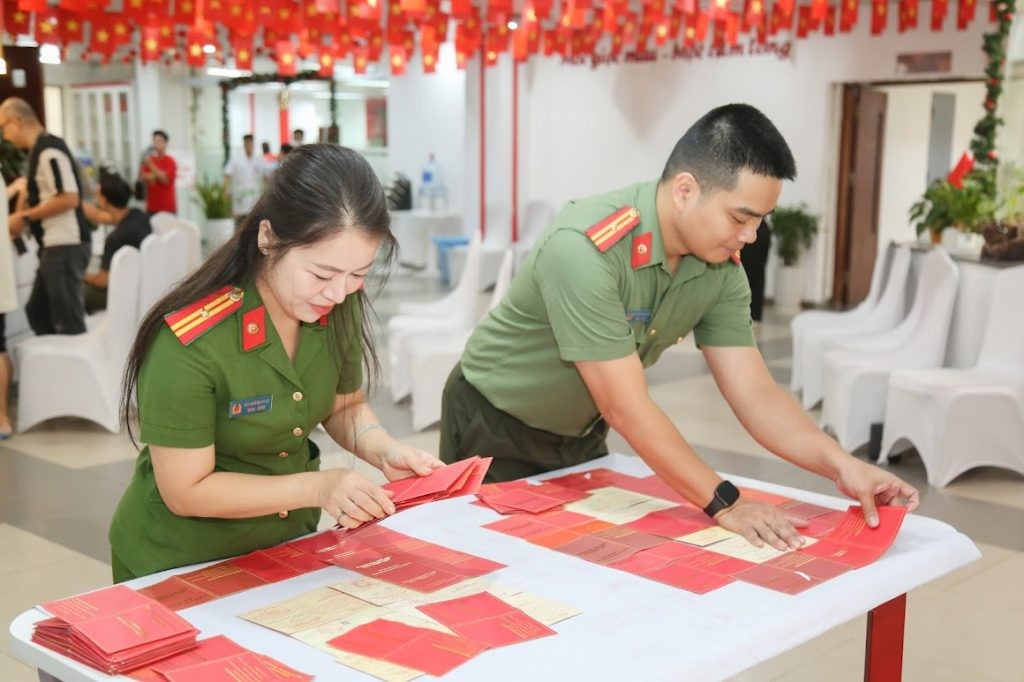 Vợ chồng Thiếu tá Công an tạo hình Quốc kỳ từ 160 “sổ đỏ” hiến máu