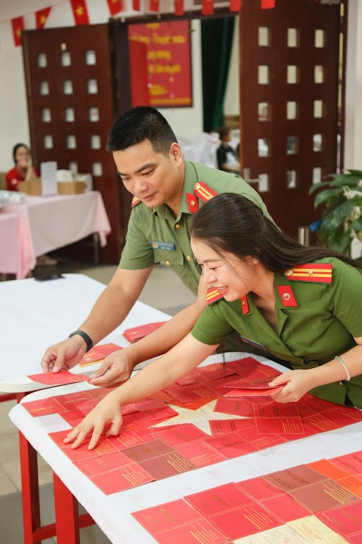 Vợ chồng Thiếu tá Công an tạo hình Quốc kỳ từ 160 “sổ đỏ” hiến máu