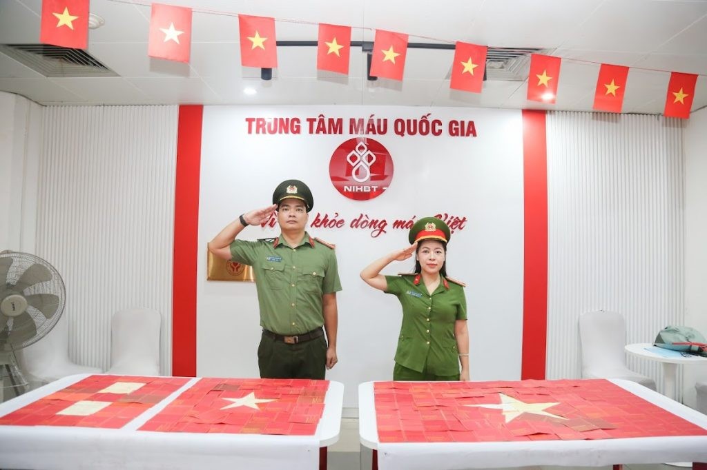 Vợ chồng Thiếu tá Công an tạo hình Quốc kỳ từ 160 “sổ đỏ” hiến máu