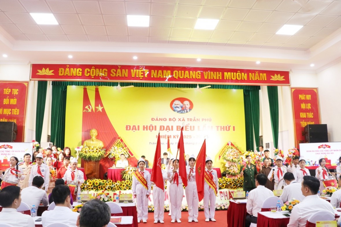 Đoàn đại biểu đại diện các tầng lớp nhân dân xã Trần Phú chào mừng Đại hội. Đoàn đại biểu đại diện các tầng lớp nhân dân xã Trần Phú chào mừng Đại hội.