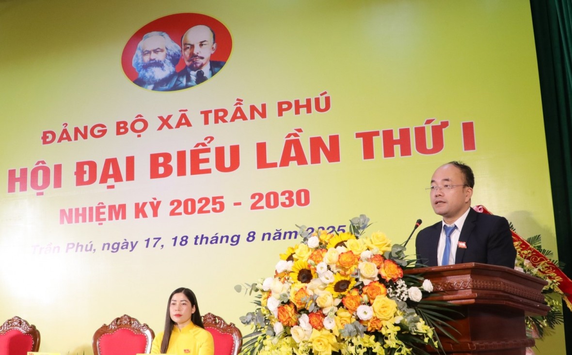 Đồng chí Lã Văn Tùng - Phó Bí thư Thường trực Đảng ủy xã Trần Phú trình bày báo cáo chính trị tại Đại hội. Đồng chí Lã Văn Tùng - Phó Bí thư Thường trực Đảng ủy xã Trần Phú trình bày báo cáo chính trị tại Đại hội.