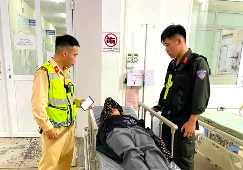 Chị H đã được cán bộ, chiến sĩ Phòng CSGT kịp thời đưa đến bệnh viện.