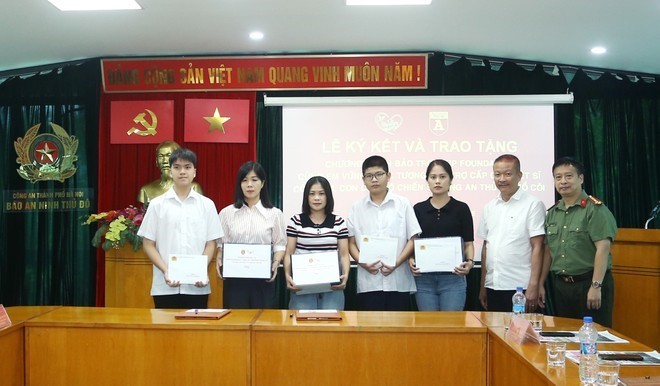 Trao tặng bảo trợ 6 tháng đầu năm 2025 cho con Liệt sĩ Công an Thủ đô.