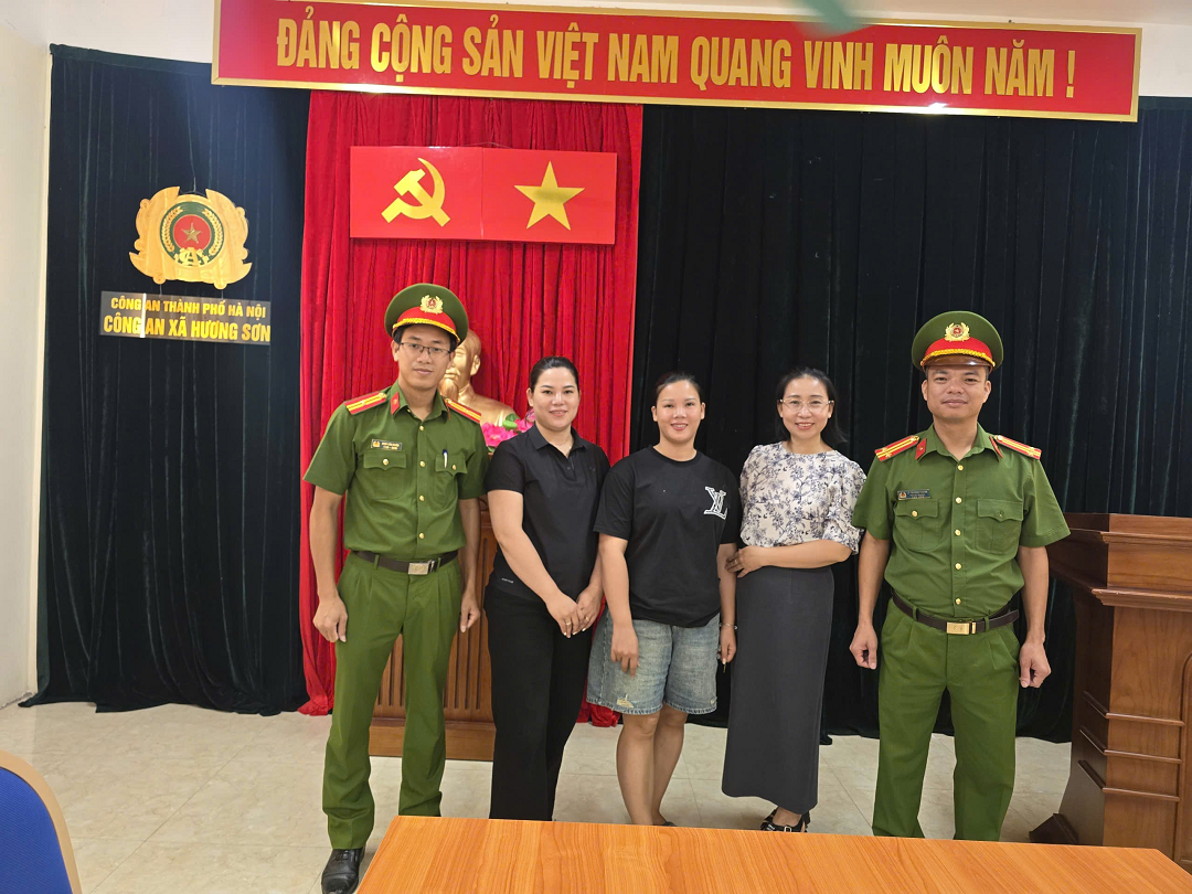 Chị Ngọc (áo hoa trắng) và chị Nga (áo đen) vui vẻ chuyển và nhận lại số tiền đã chuyển nhầm tại Công an xã Hương Sơn.