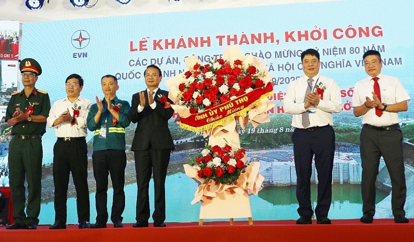 Bí thư Tỉnh ủy Phú Thọ Đặng Xuân Phong tặng hoa chúc mừng buổi lễ.