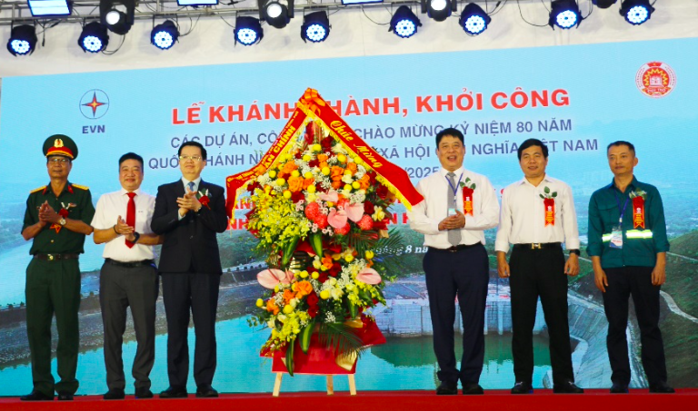 Phó Thủ tướng Chính phủ Mai Văn Chính tặng hoa chúc mừng buổi lễ