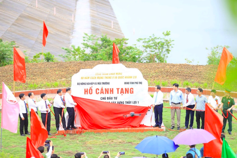 Các đồng chí lãnh đạo Trung ương và lãnh đạo tỉnh cắt băng khánh thành công trình đầu mối hồ Chứa nước Cánh Tạng