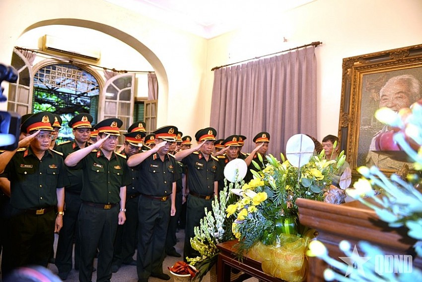 Cán bộ, nhân viên Cục Xăng dầu thắp hương tưởng nhớ Đại tướng Võ Nguyên Giáp. 