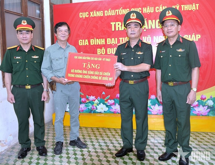 Cán bộ, nhân viên Cục Xăng dầu trao đoạn đường ống xăng dầu dã chiến tặng gia đình Đại tướng Võ Nguyên Giáp.  