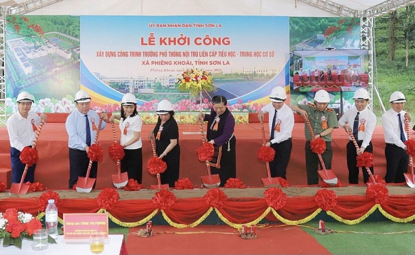 Các đại biểu thực hiện nghi thức tại Lễ khởi công xây dựng Trường Phổ thông nội trú liên cấp Tiểu học - Trung học cơ sở xã Phiêng Khoài.